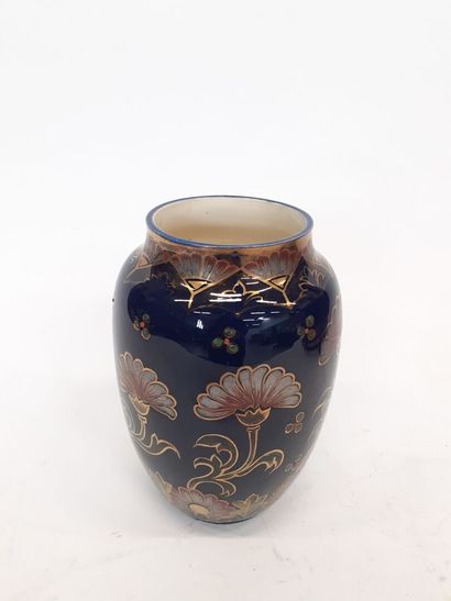 THARAUD Vase balustre à décor de fleurs sur...