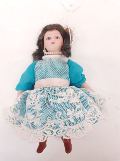 Petite Poupée tête de porcelaine 
