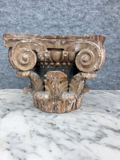 Un chapiteau corinthien en bois et stuc doré...