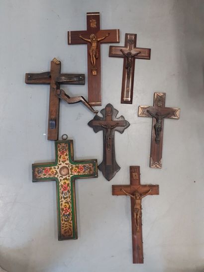 Lot de six cricifix joint une croix en bois...