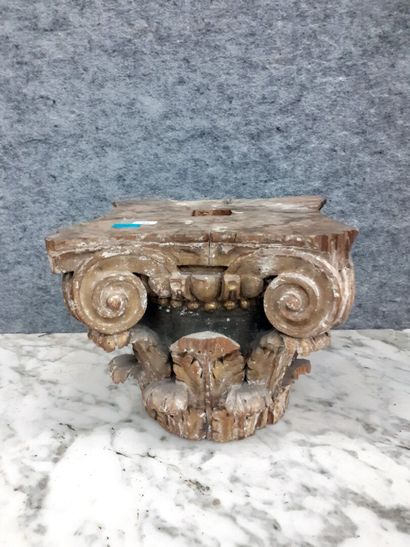 Un chapiteau corinthien en bois et stuc doré...