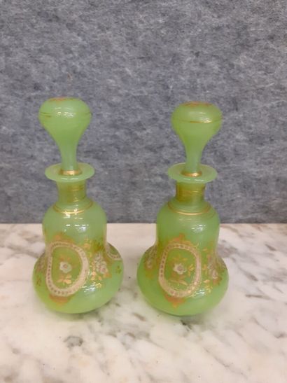 Paire de flacon en opaline verte et doré
H...
