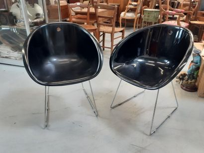 Paire de fauteuils coque noir pietement chomé...