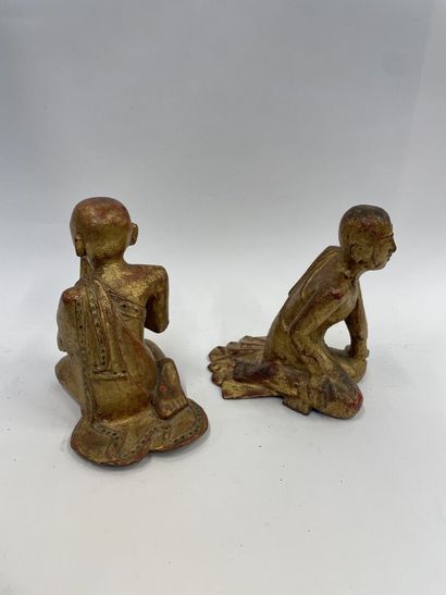 Paire de moines en prière en bois doré
H...