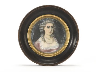 Femme de qualité, miniature sur ivoire signée
D...