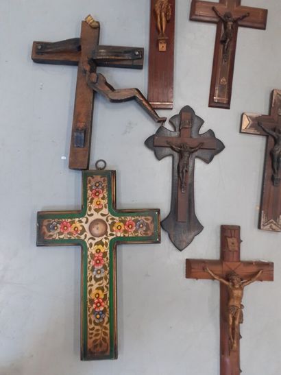 Lot de six cricifix joint une croix en bois...