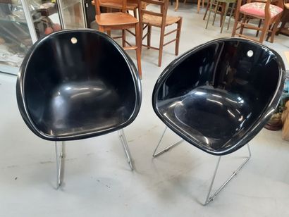 Paire de fauteuils coque noir pietement chomé...