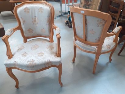 Une paire de fauteuils de style Louis XV,...