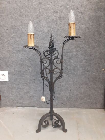 Travail Lyonnais 
Lampe en fer forgé à deux...