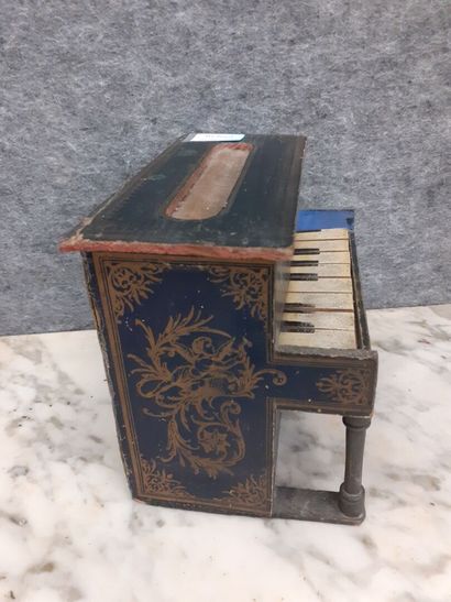 Piano miniature en bois et papier doré 
H...