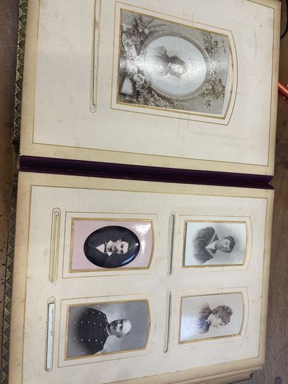 Album de photo format Disderi, situé à A...