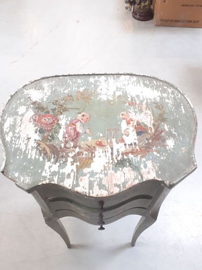 Table de chevet en bois laqué à décor de...