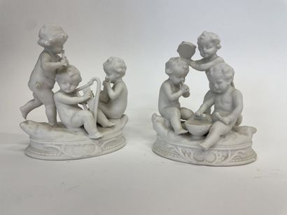 Paire de biscuits de porcelaine concert des...