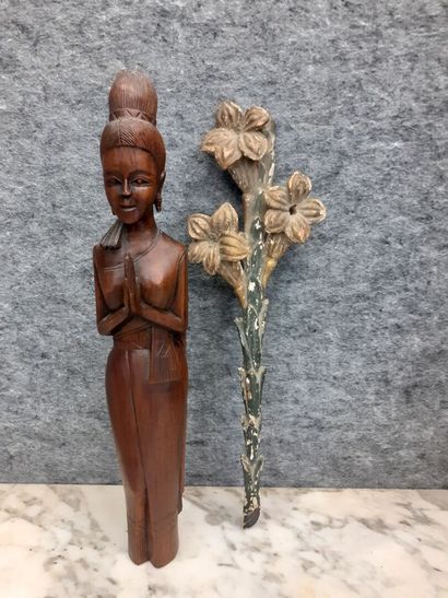 Une Lyse en bois peint joint une scupture...