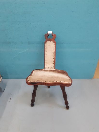 Chaise tripode recouverte de peau de bête...