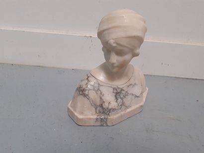 PUGI
Buste de femme en albâtre 
H : 18 cm...