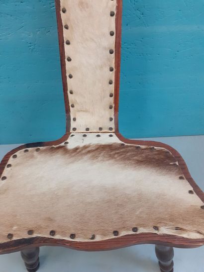 Chaise tripode recouverte de peau de bête...