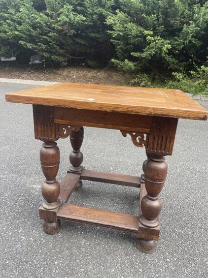 Table de forme carré pieds en bois tournés...