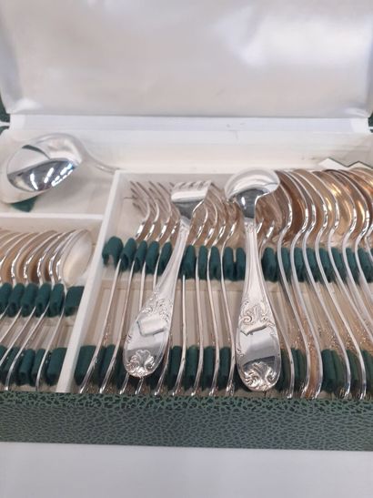 Ménagère en métal argenté dans un coffret...