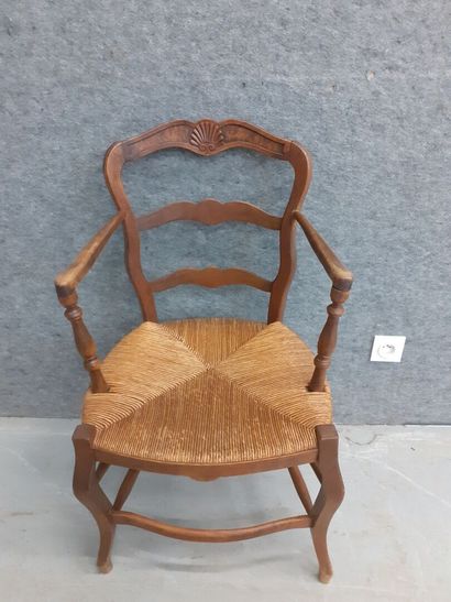 Fauteuil en boi naturel et assise paillée...