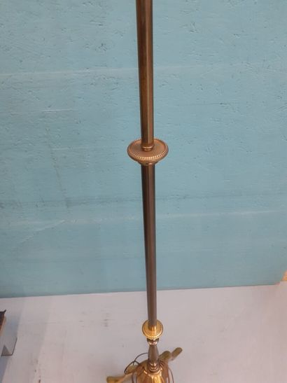 Lampadaire en laiton base en forme de pieds...