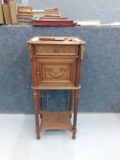 Table de chevet de style Louis XVI en bois...