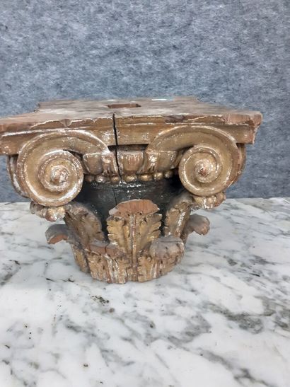 Un chapiteau corinthien en bois et stuc doré...