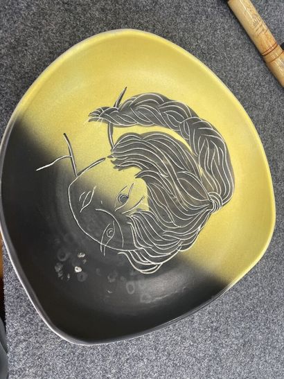Un plat creux à décor d'une tête de femme...