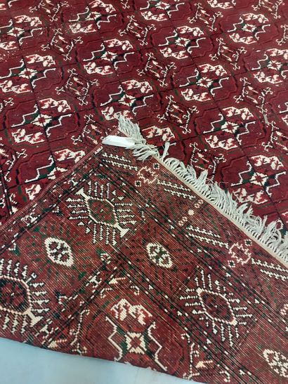 Important Tapis bukhara à fond rouge et à...