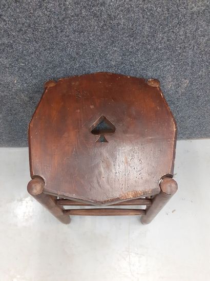 Travail brutaliste 
tabouret avec assise...