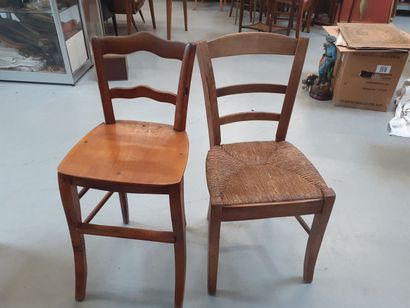 Deux chaises dont une chaise haute en bois...