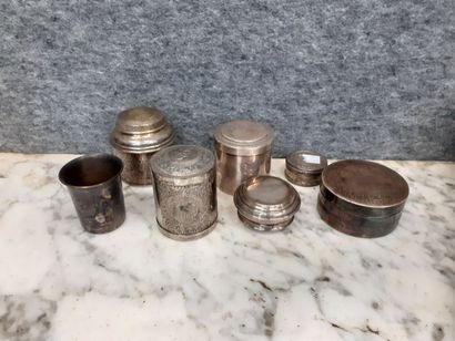 Six boites en métal argenté et une timbale...