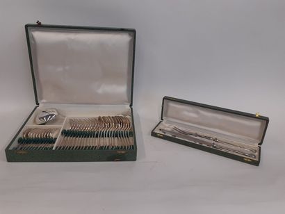 Ménagère en métal argenté dans un coffret...