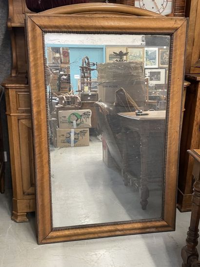 Miroir en bois de forme rectangulaire
136...