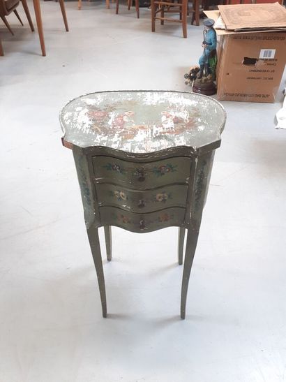 Table de chevet en bois laqué à décor de...