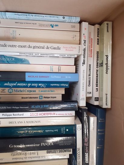 Un carton de livres sur la Politique dont...