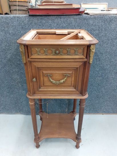 Table de chevet de style Louis XVI en bois...