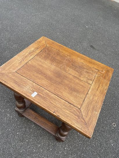 Table de forme carré pieds en bois tournés...