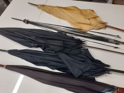 Ombrelles et parapluie dont une poignée en...