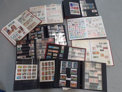Lot de timbres modernes dont 10 classeurs...