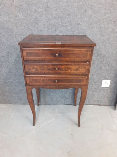 Petite commode en bois de placage de style...