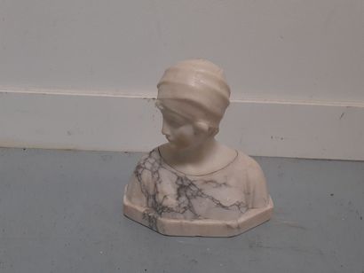 PUGI
Buste de femme en albâtre 
H : 18 cm...