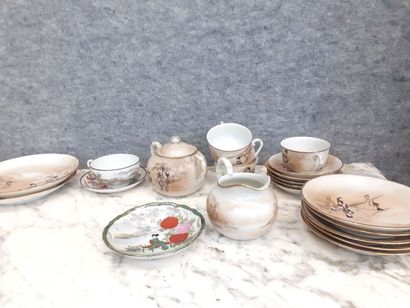 Assiettes, tasses et sous tasses à décor...
