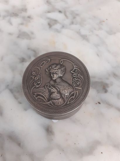 Petite boite circulaire en argent 800
