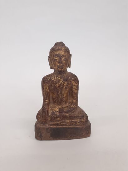 Petit Bouddha en bois doré 
H : 14 cm 