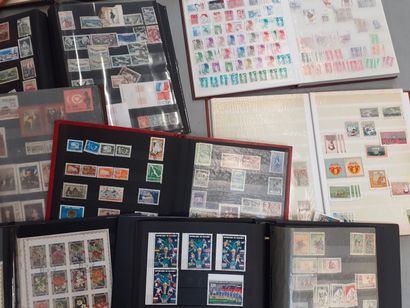 Lot de timbres modernes dont 10 classeurs...