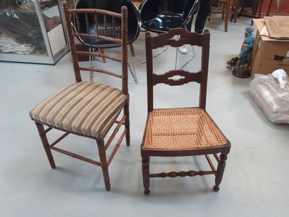Deux chaises en bois naturel 