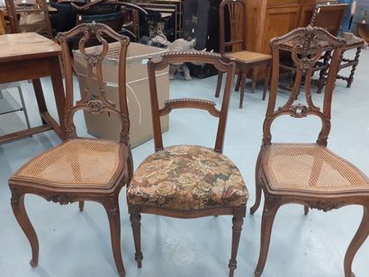 Lot de trois chaises dont deux cannées 