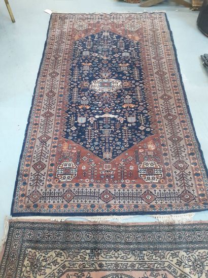 Boukara 
Un tapis fond bleu à décor géométrique...