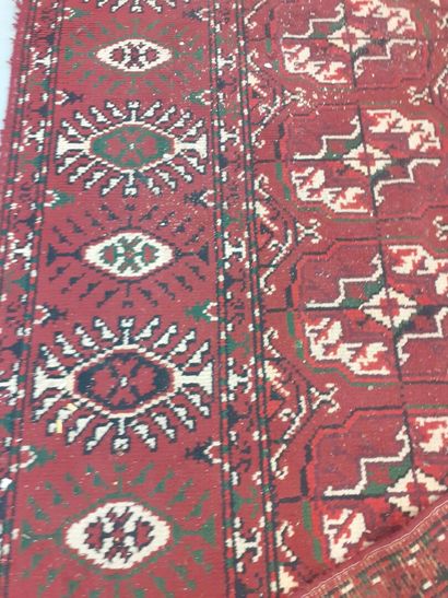 Important Tapis bukhara à fond rouge et à...